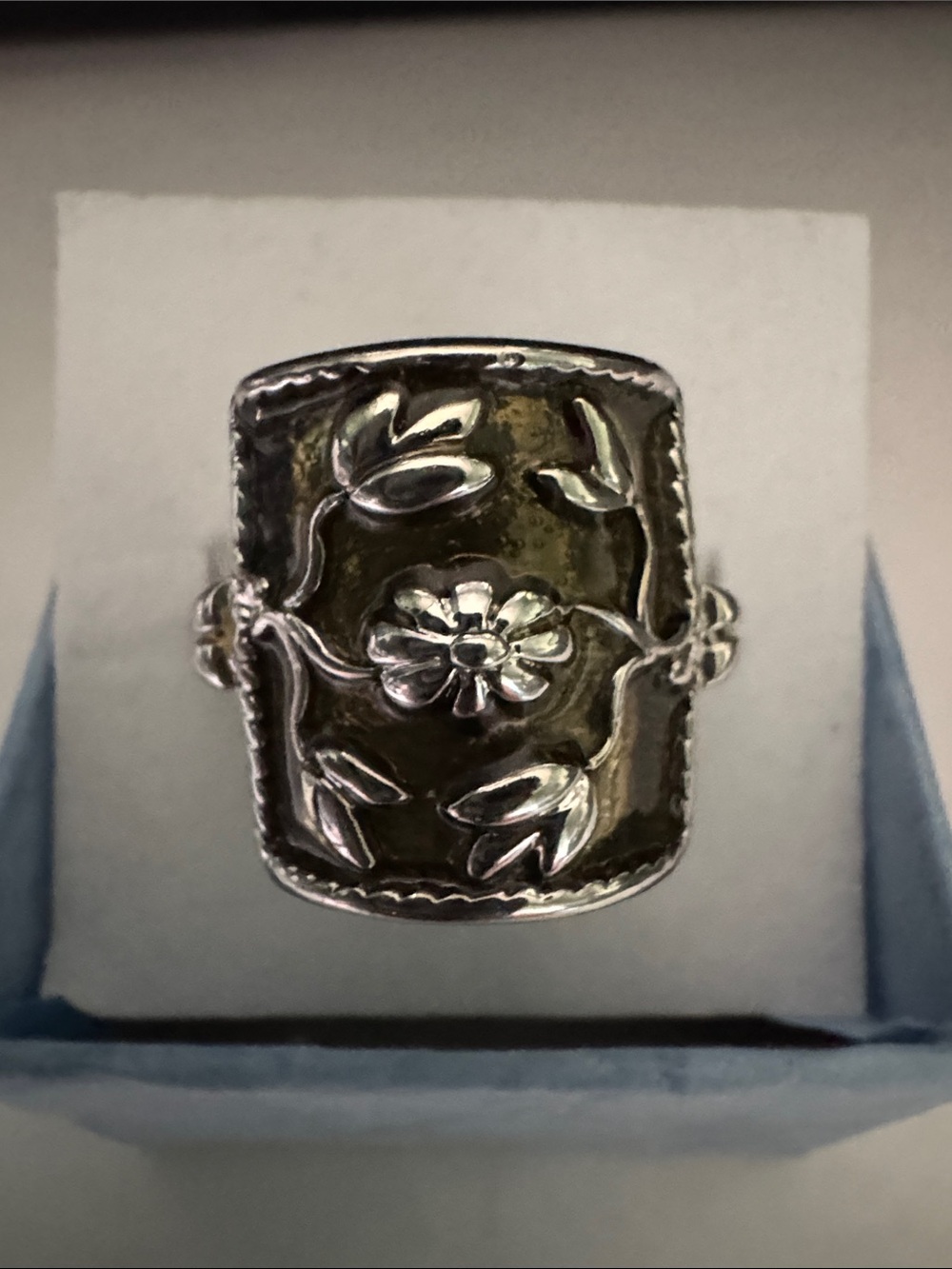 Stamped 925 shield ring with beautiful moss green inlay size 8.5. Untested